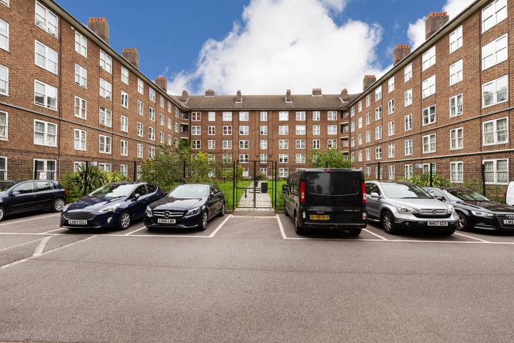 			FANTASTIC 3 BEDROOM FLAT IN HACKNEY, 3 Bedroom, 1 bath, 1 reception Flat			 Amhurst Road, HACKNEY-DALSTON